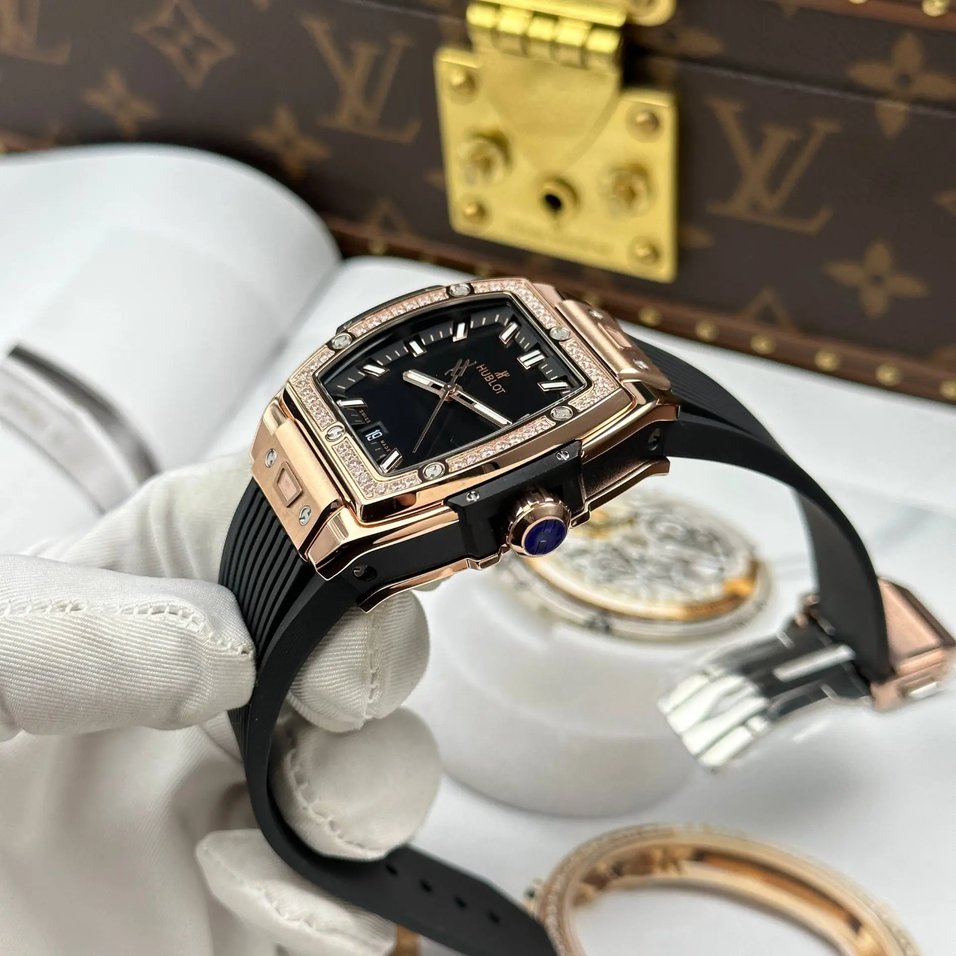 Đồng Hồ Hublot Spirit Of Big Bang King Gold Chế Tác Mạ Vàng Hồng Mặt Số Màu Đen Viền Đính Đá Dây Cao Su 39mm (7)