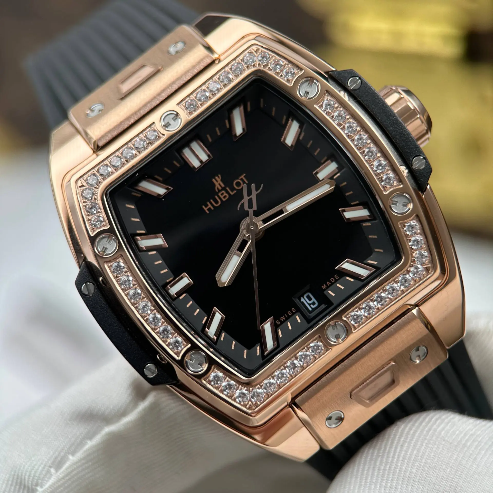 Đồng Hồ Hublot Spirit Of Big Bang King Gold Chế Tác Mạ Vàng Hồng Mặt Số Màu Đen Viền Đính Đá Dây Cao Su 39mm (9)